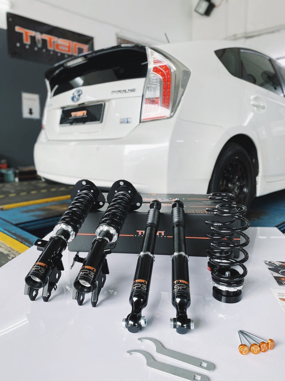 パーツ Zvw30 prius suspension kit Toyota Prius XW30 (ZVW30) - TITAN SP-3 Coilover Suspension Kit