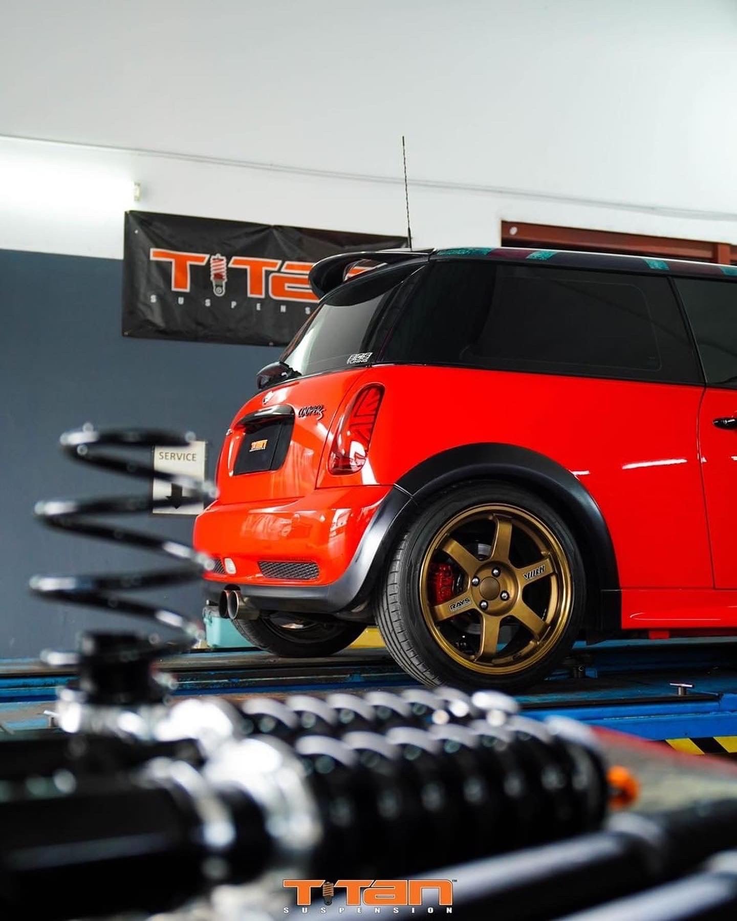 Mini R53 Rear Wheel Lifting MINI Cooper Hatch R50 / R52 / R53 Coilovers - TITAN SP-3 Suspension Ki ...